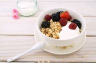 Fruit and Yogurt: Snacks for Diabetics (Image via Pexels/Life of Pix)